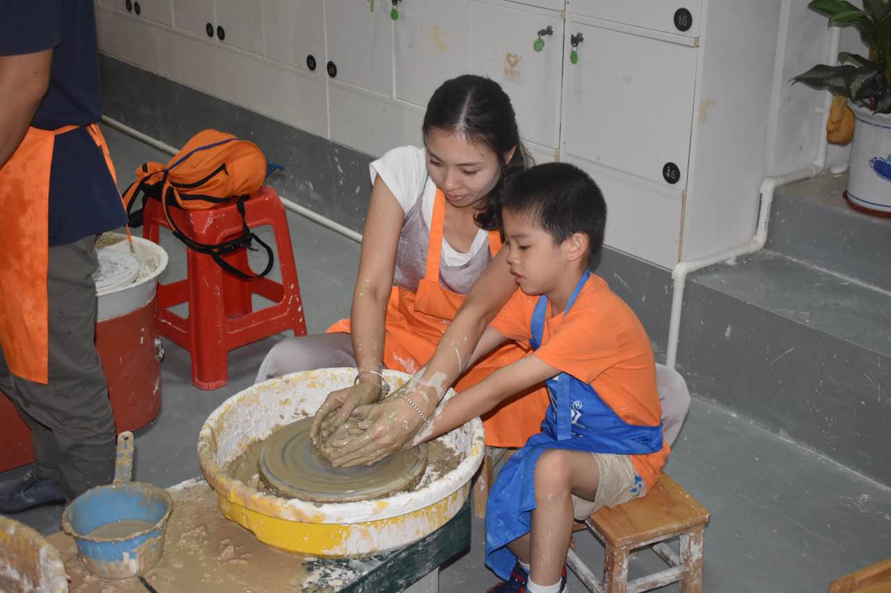 体验陶瓷DIY！桂园街道40多个亲子家庭走进陶艺世界