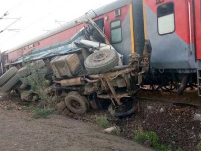 印度北方邦凌晨再次发生火车脱轨 至少50人受伤