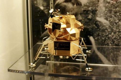 纯金打造惹来贼 阿波罗11号登月舱模型被盗