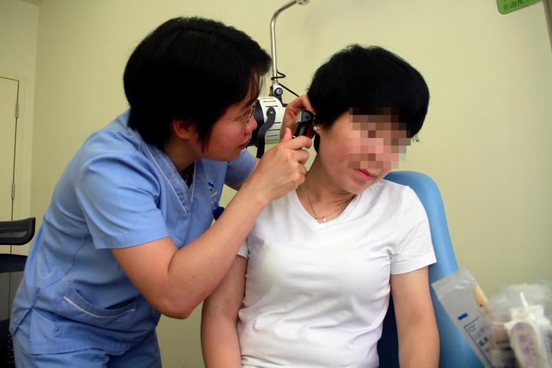年轻妈妈一米之外听不清声音，原来是这个在作怪！ 