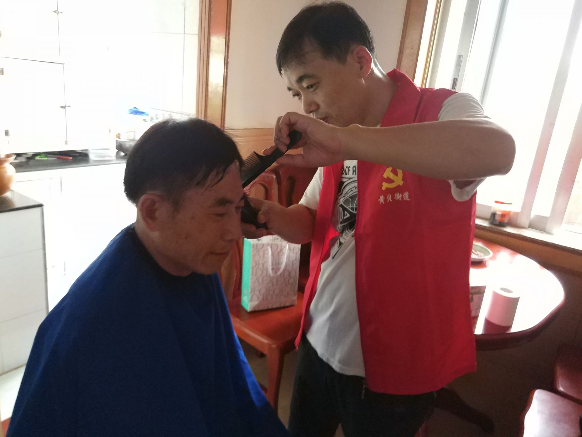 有爱！新秀社区关爱退伍老兵上门提供理发服务