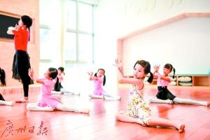 八成受访家长给孩子报班 暑假成为“第三学期”