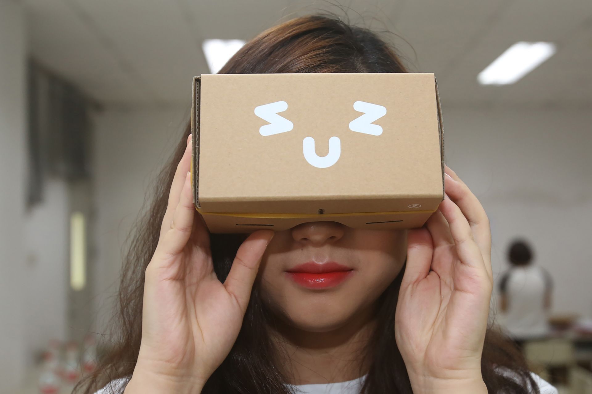 见过能变VR眼镜的录取通知书吗？深大盒子玩上了黑科技