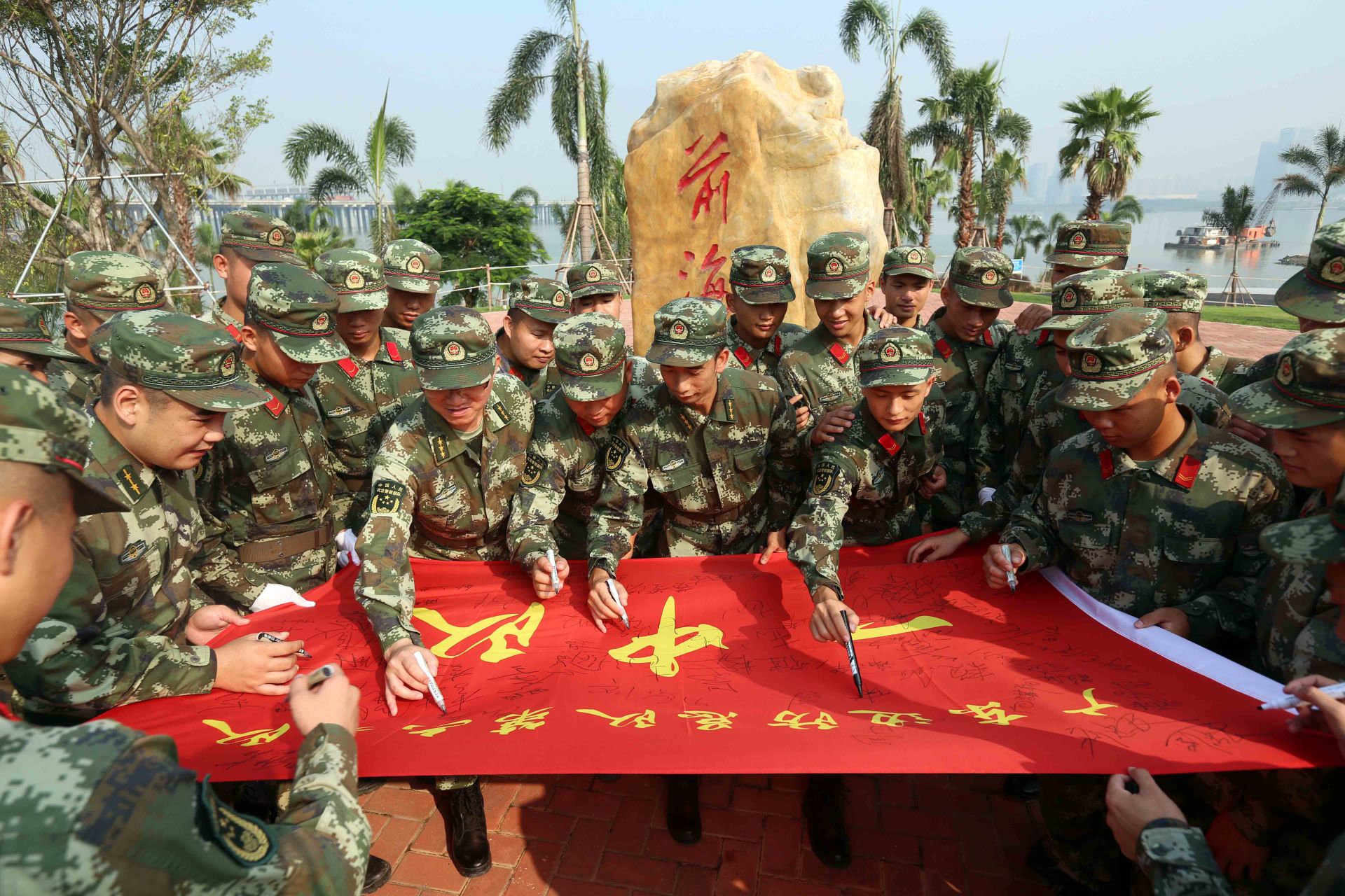 诉说离别情，深港边界一线退伍老兵向哨位告别