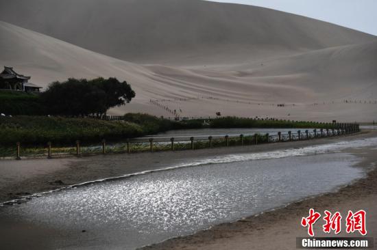 甘肃敦煌月牙泉“转危为安”暂别消亡危机