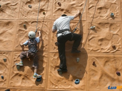 松园社区组织亲子攀岩 提升儿童对抗逆境能力