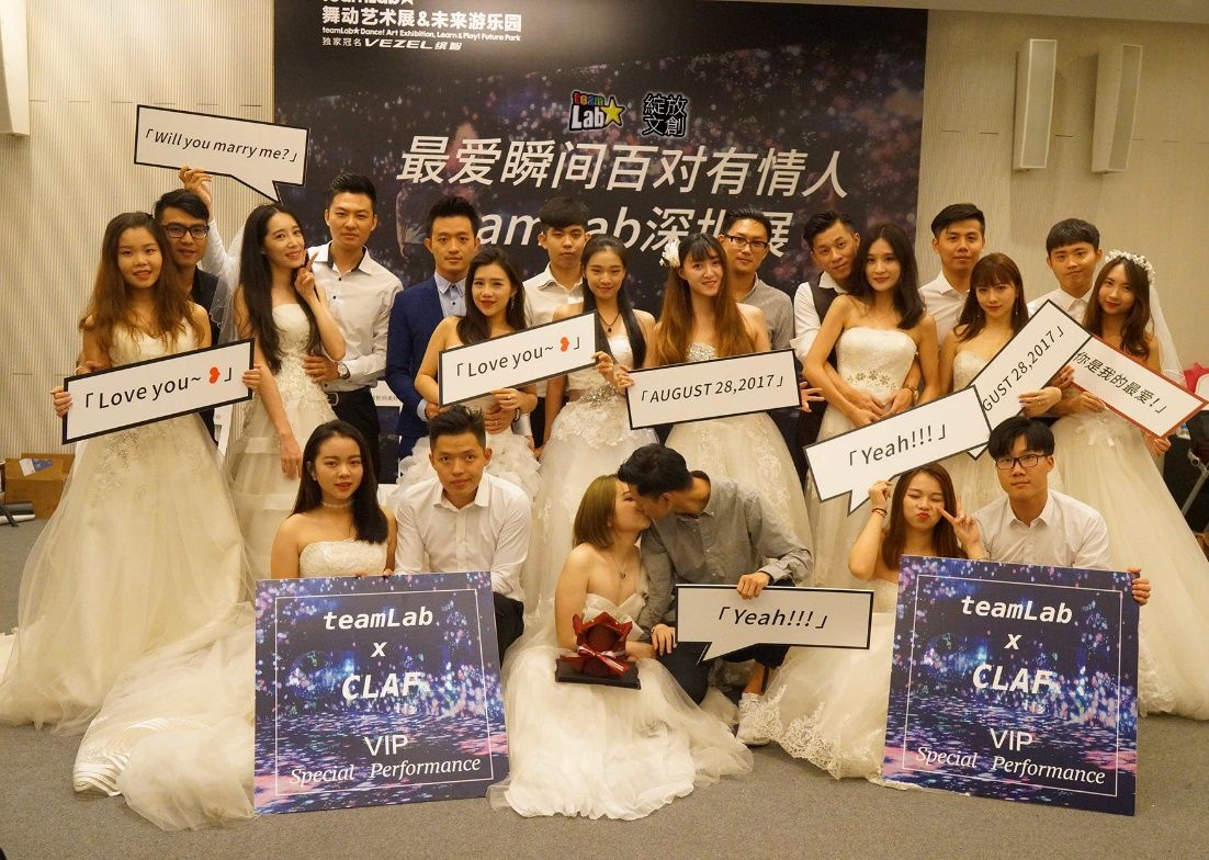 甜蜜！七夕百对有情人穿着婚纱幸福相聚欢乐海岸