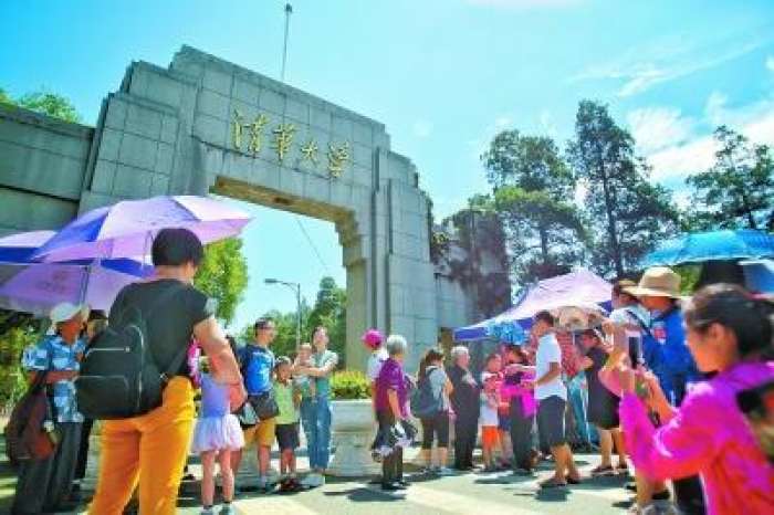 北大清华校园游黄牛开车带人进校，每人要价百元