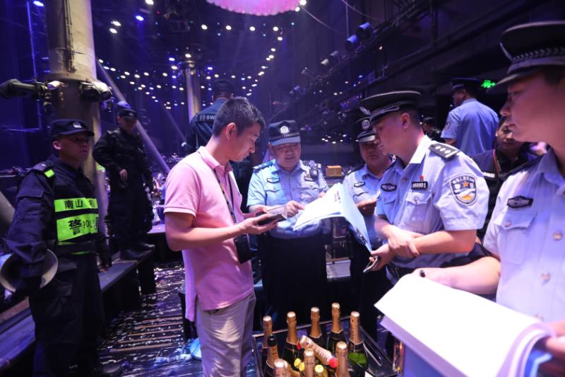 南山警方出警300人检查  娱乐场所存安全隐患被查封