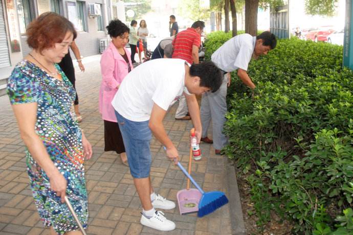 石岩网格员深入社区整改市容薄弱点 