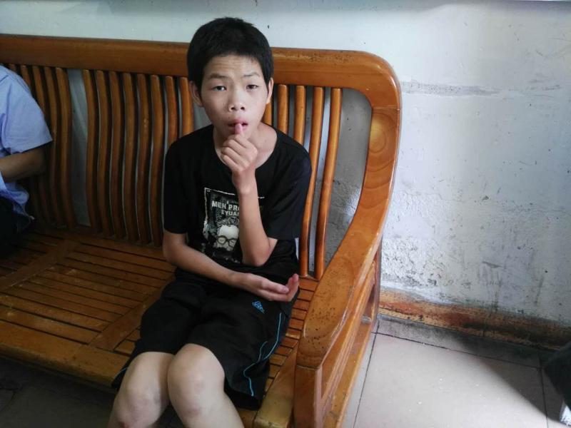 这孩子找不到家了！坐303大巴来到布吉三联，有谁认识他？