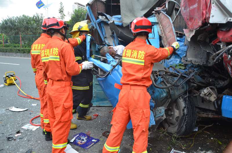 两辆货车107国道松岗芙蓉立交路段相撞，致2死1伤