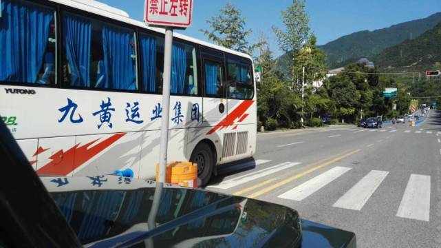 万多名游客已转移出地震区域 剩余游客正抓紧疏散