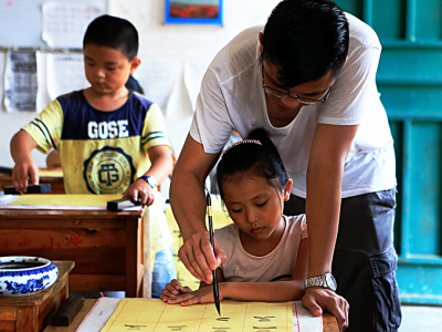 深圳报业集团为河源雅色村的孩子举办免费艺术培训