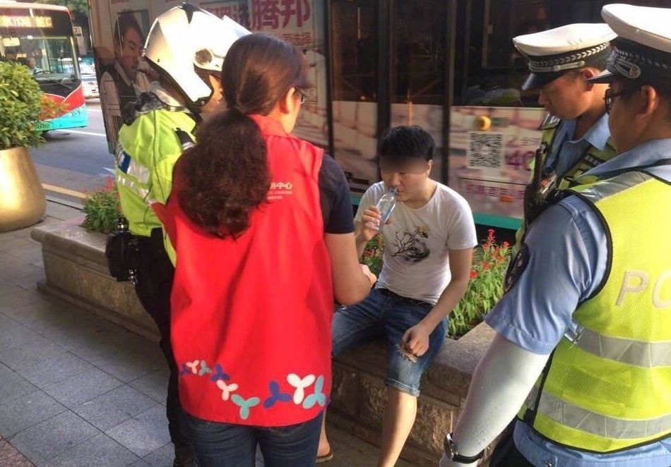 男子路上突发癫痫倒地不起 铁骑“变身”急救员紧急施救