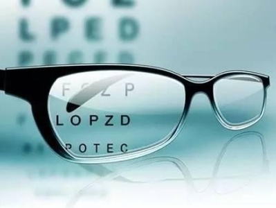 眼镜超期“服役”损害视力 行业误区误人误己  