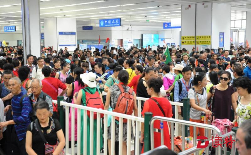 一上午就2万多人出境！皇岗口岸提前迎来长假出境高峰 