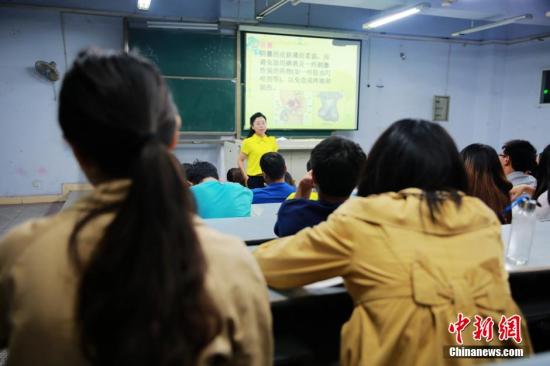 三成大学生喜欢坐前排 你大学上课时喜欢坐在哪里？ 