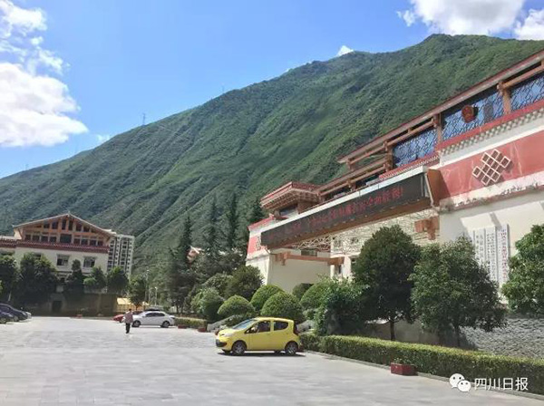 九寨沟县震后1个月：群众又跟着藏羌歌曲跳起了广场舞