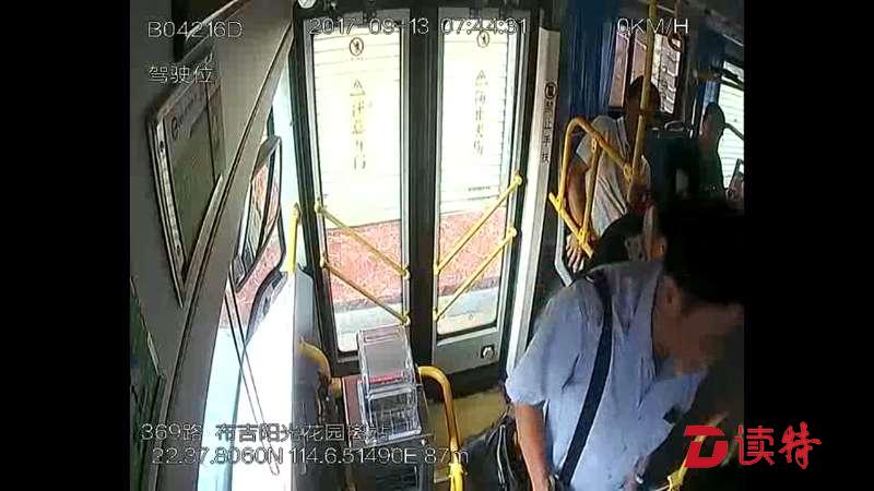 他竟然抢夺公交司机方向盘，太危险了