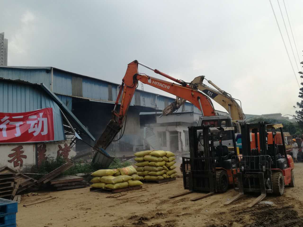 打通松裕横路建设关键节点！松岗依法清拆8000平米违建