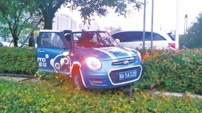 无证男子偷开共享汽车练手 1分钟后先撞奔驰后撞树