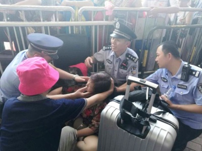俩女游客突然晕倒 边检民警的一个举动感动全场！