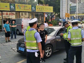 早高峰小汽车停路口一动不动？原来醉驾司机正在酣睡
