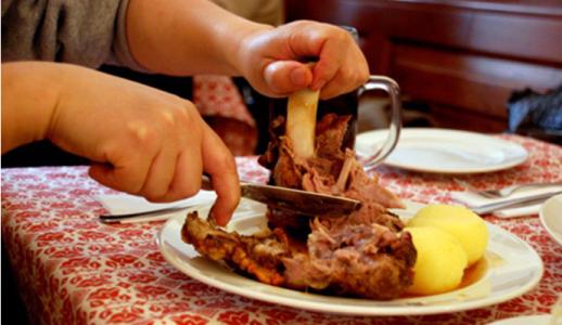少吃主食多吃肉活得久？专家“怼”了回去：营养要均衡