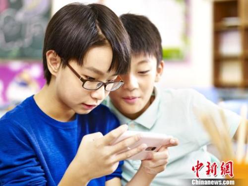 青少年近视率居高不下 “小眼镜”隐忧何以破除？  