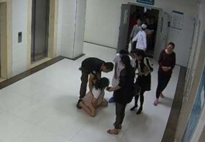 坠亡产妇跪倒缘由医院家属各执一词 医师已停职配合调查
