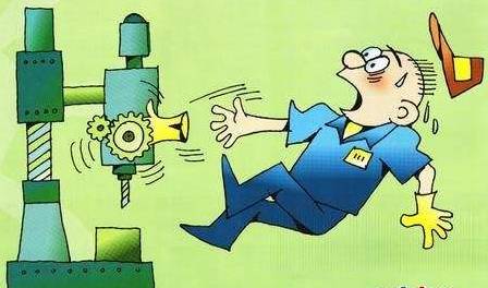 警惕！一工人操作疏忽，直接被机器压伤……