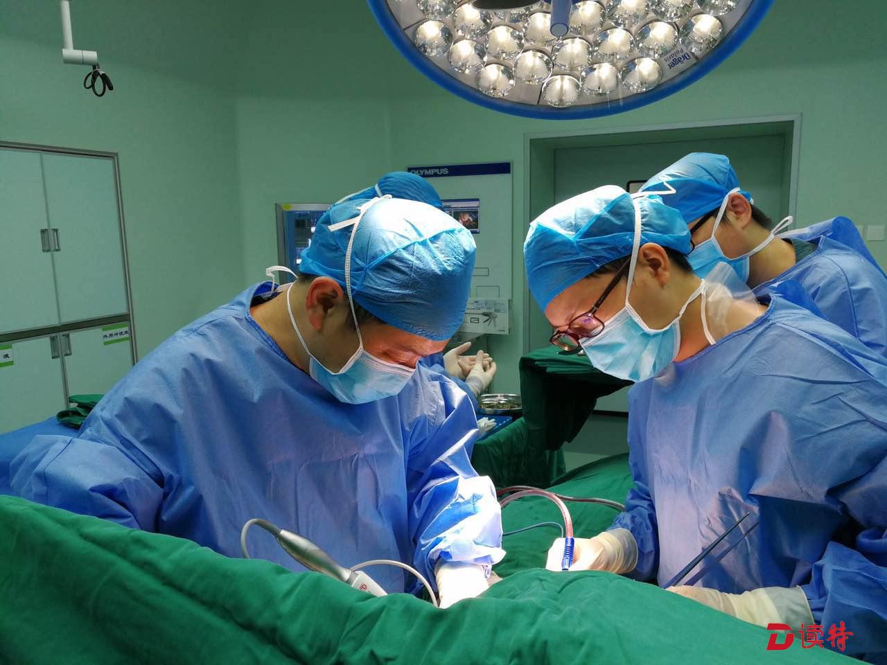 ​罕见！38岁男子胸腔肿瘤大如足球，直径22厘米！