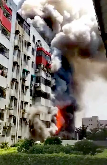 东莞闹市一住宅楼发生火灾，现场浓烟滚滚并伴有燃爆声