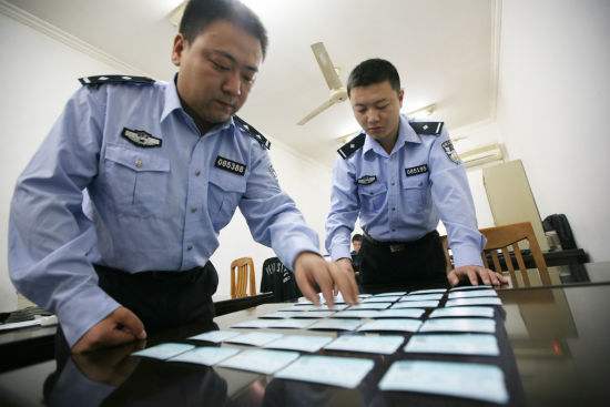 雷霆铁警打击倒票 查缴火车票8.3万余张
