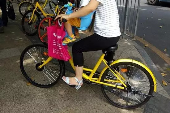 网上热卖的“共享单车儿童座椅”竟暗藏风险！家长们要小心