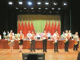 宝安教师节表彰首设“教育改革年度人物”