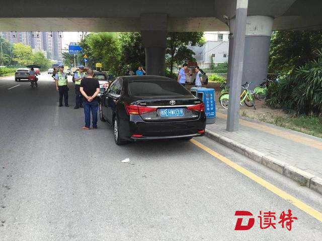 汽车未贴年检标志被查获 这位司机竟向交警掏出了1万元
