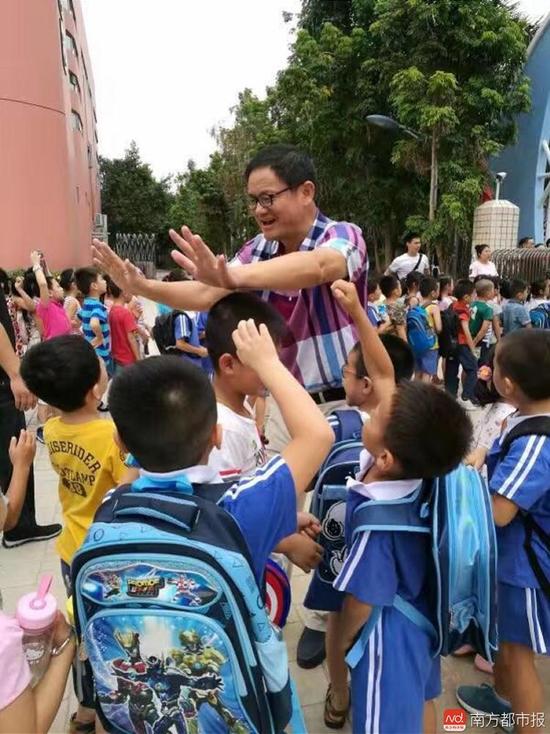 深圳暴雨红色预警 这名校长通知停课的照片火了