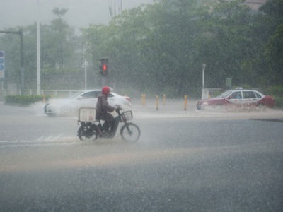 深圳发布暴雨红色分区预警，全市中小学停课！