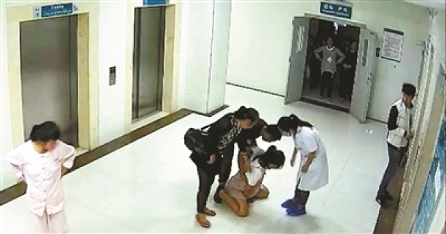 从住院到坠楼 产妇坠亡前的29小时经历了什么？