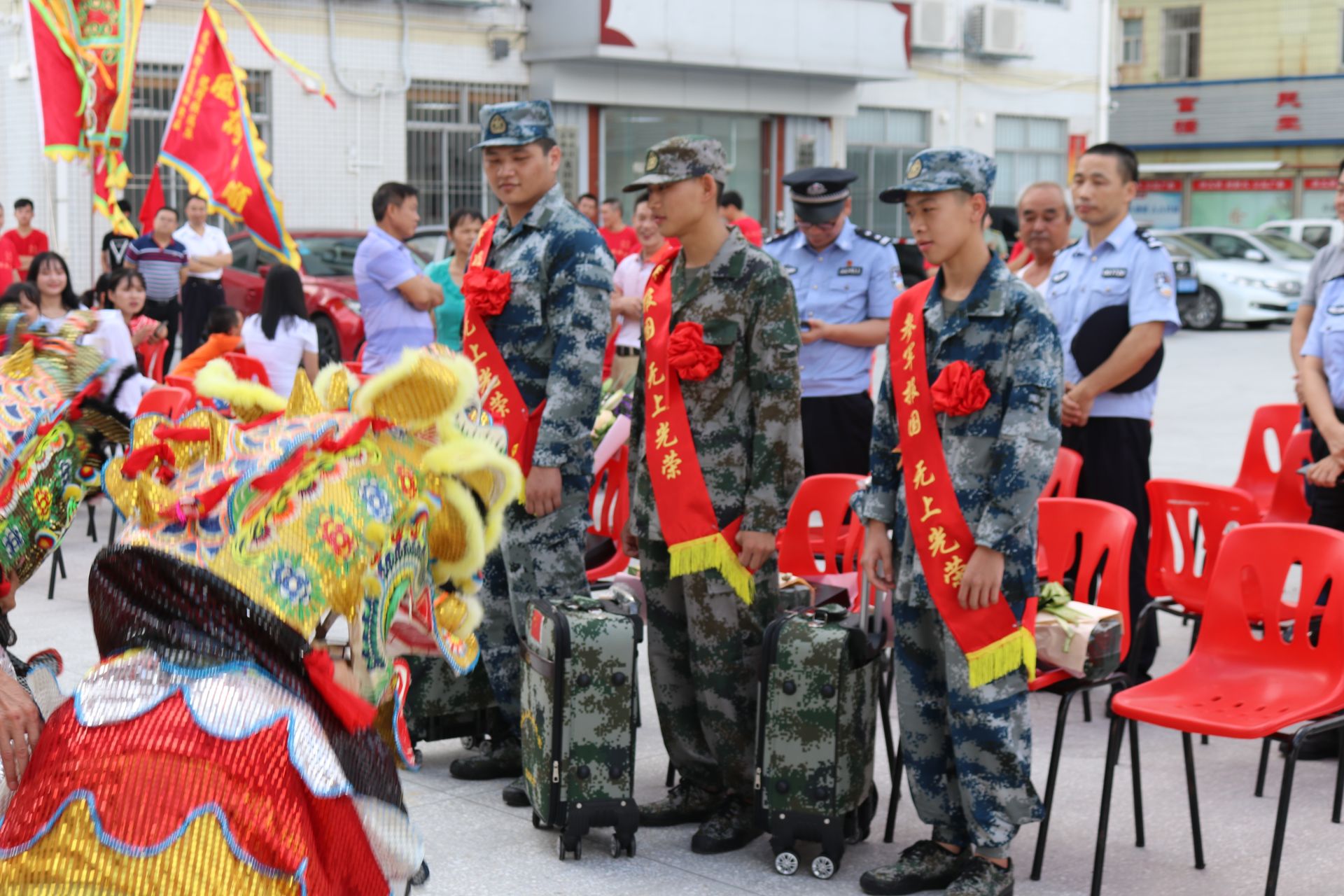 阳光征兵报效国家！坪山区各街道欢送新兵入伍 