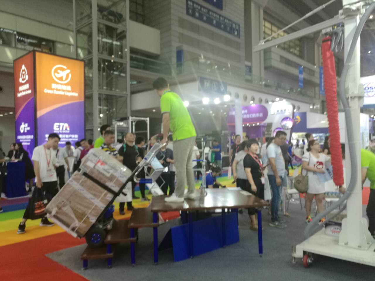 机器人分拣、无人机送货……快递企业成智能物流领跑者