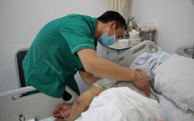 陪护人员如何管理？深圳率先出规范：登记信息挂牌上岗