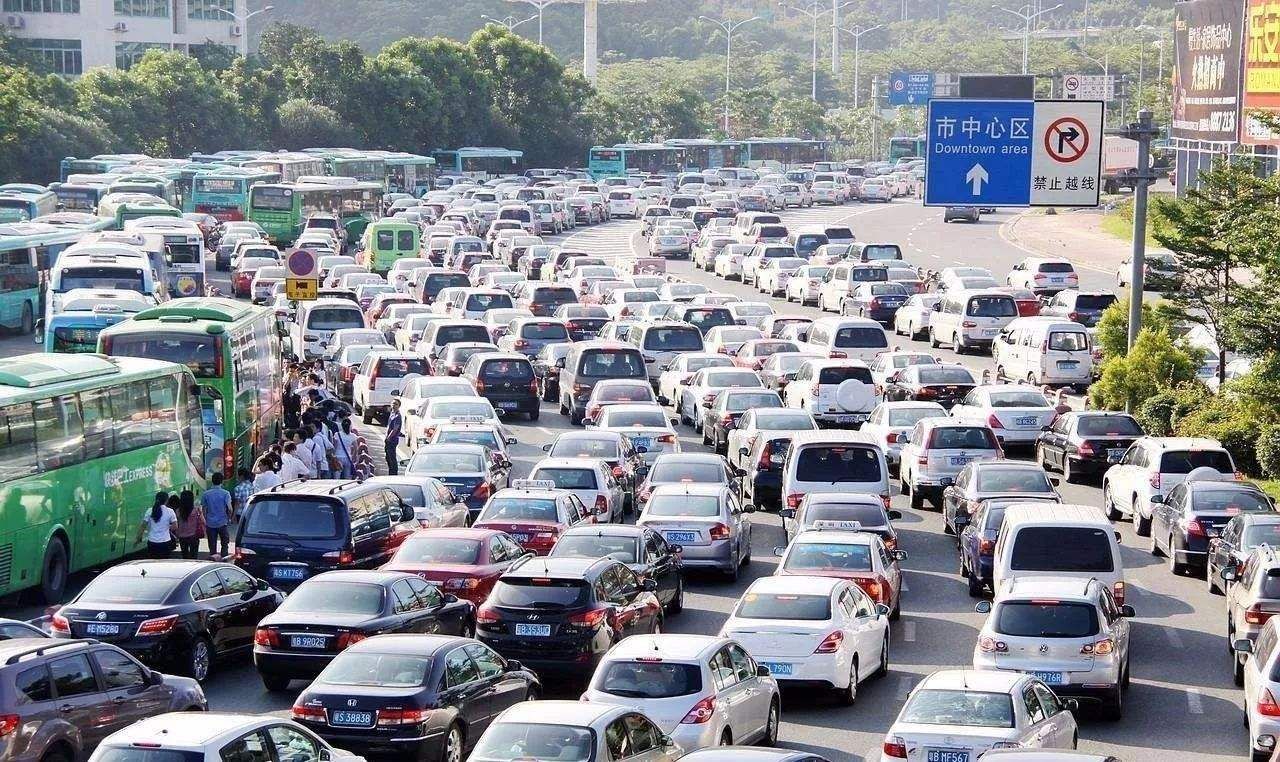 高速公路车流稳中有增 返程高峰开始“杀到”