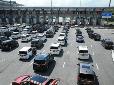 深圳湾口岸出境小车排长龙 赴香港机场旅客须提前出行