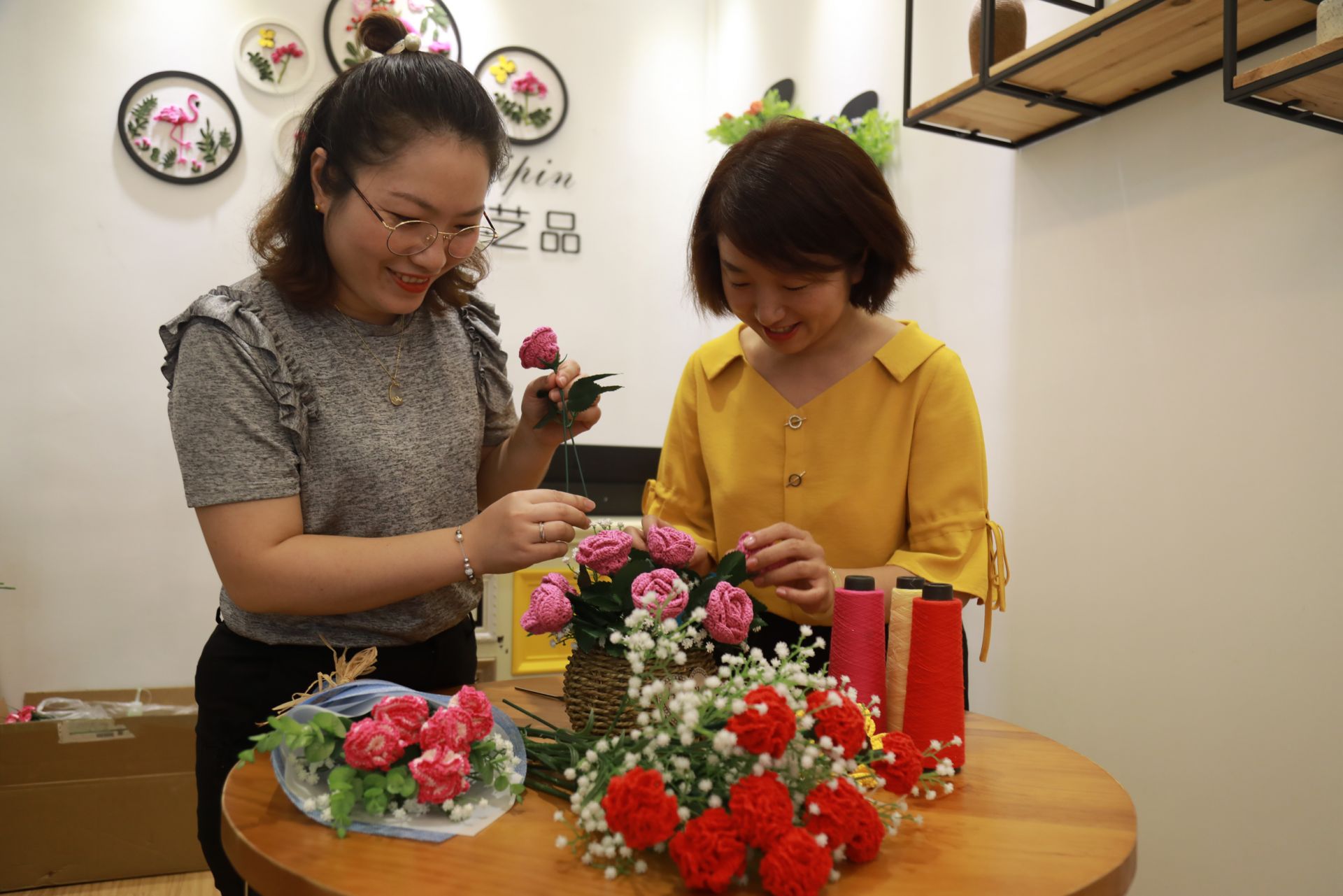 两姐妹一针一线将毛线玩出新花样