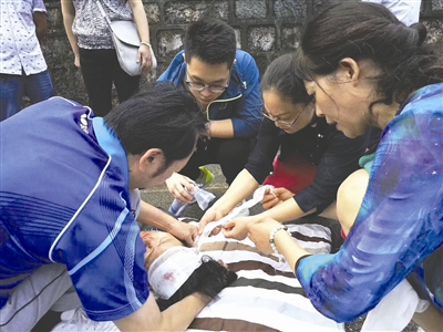 点赞!云南旅游遇车祸 四川7医生组急救小组协作15分钟救7命