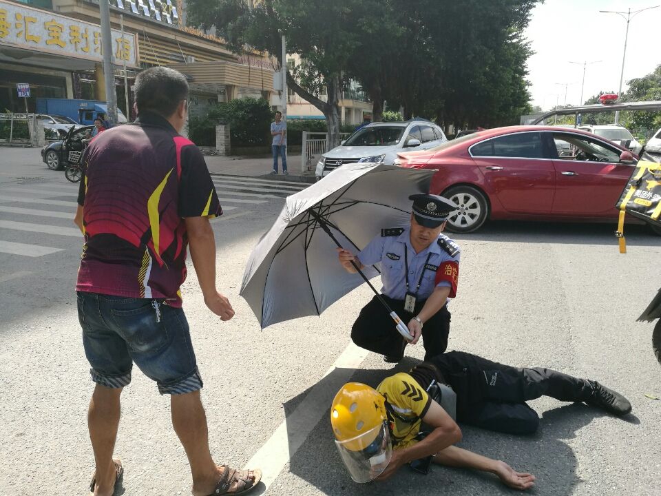 外卖哥被撞倒地，他们接力援手感动路人