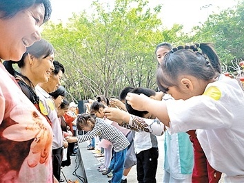 茶文化活动走进海华社区 宝安千人品茶玩陶共度重阳